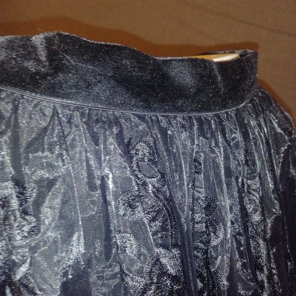 NWT Beautiful full bodied lace skirt lined - Picture 7 of 8